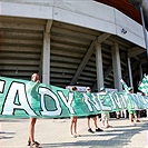 Protesty fanoušků před stadionem.