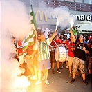 Protesty fanoušků před stadionem.