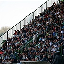 Zaplněná hlavní tribuna.