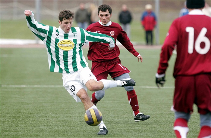 Formáček chrání míč před Loučkou.