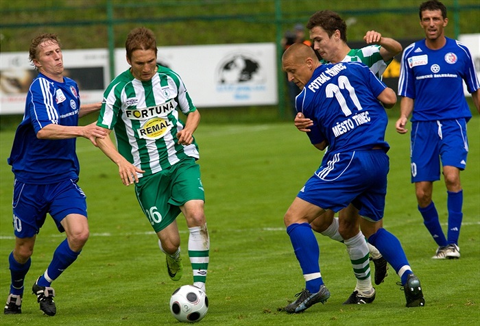 Jungr se dere dopředu.