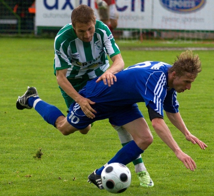 Jungr bojuje o míč.