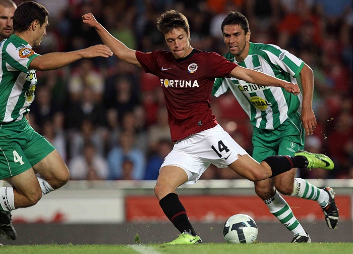 Bývalý Klokan Kadlec střílí.