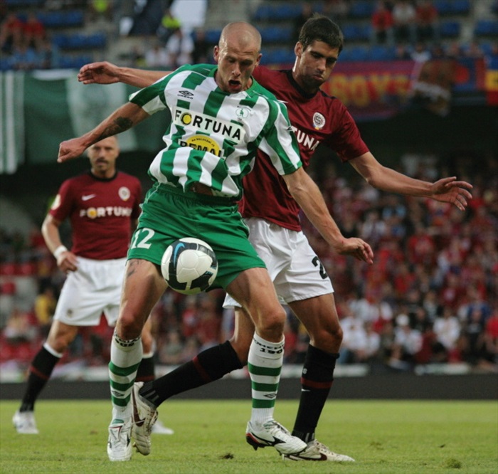 Hartig si kryje míč.