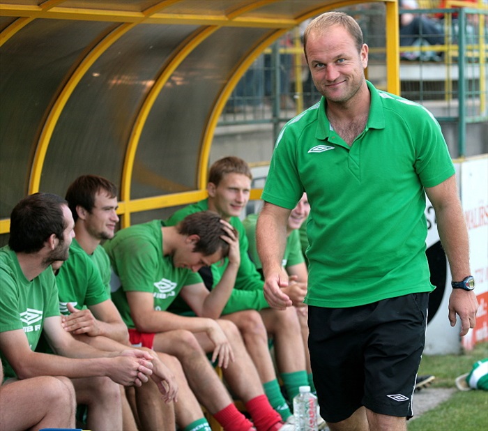 Usměvavý kouč přichází na lavičku.