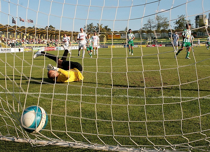 Míč se třepetá v síti.