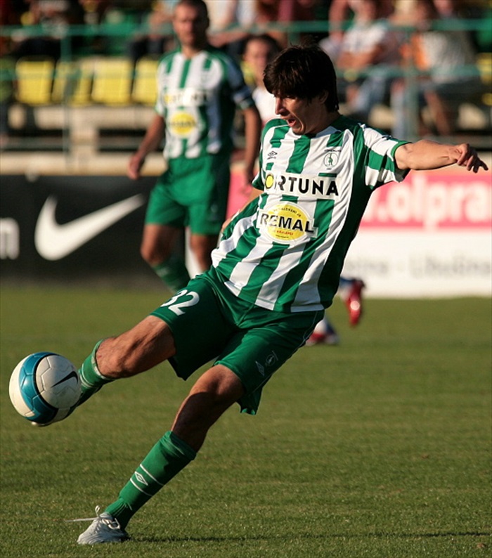 Adam střílí na branku.