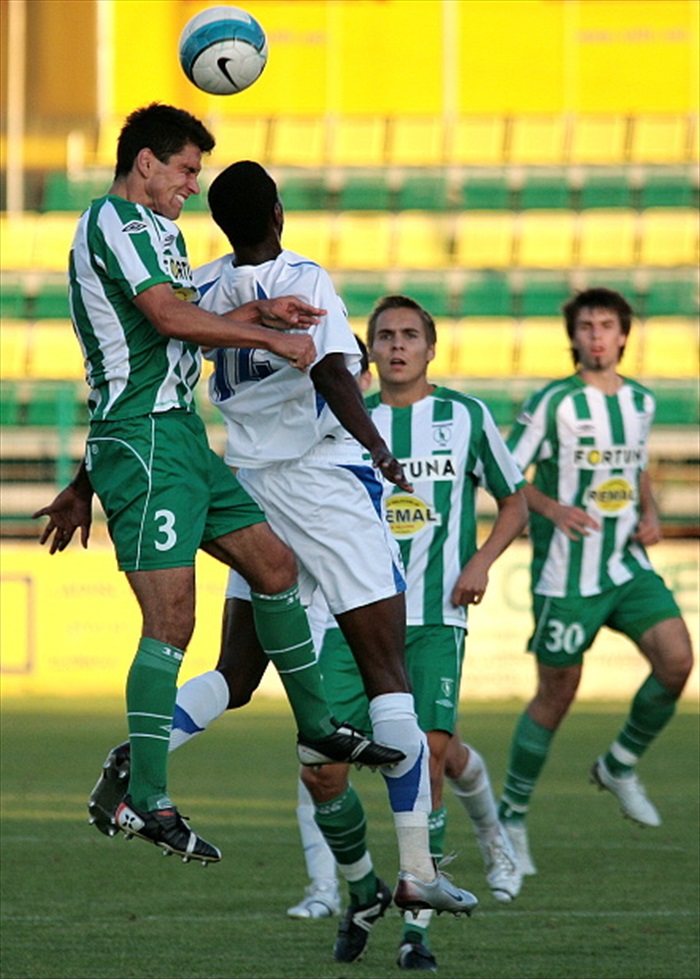 Lukáš v hlavičkovém souboji.