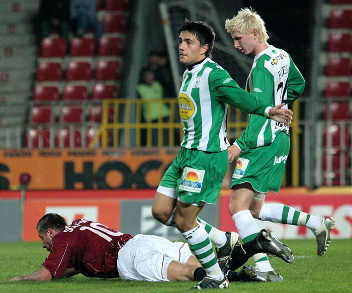 Slepička padá, Císař rozpažuje.