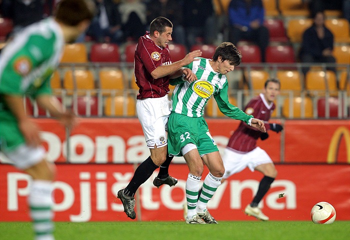 Slepička dýchá na záda Adamovi.