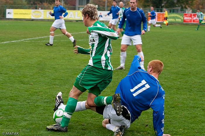 Soubojí Jiřího Ježdíka přihlíží i bývalý hráč Bohemky Petr Pecinovský.