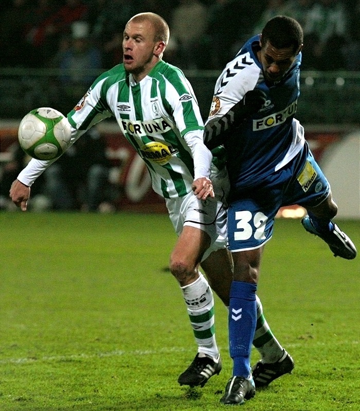 Hartig si kryje balón.