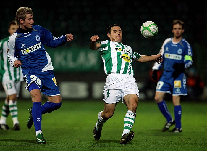 Jindřišek zpracovává míč.