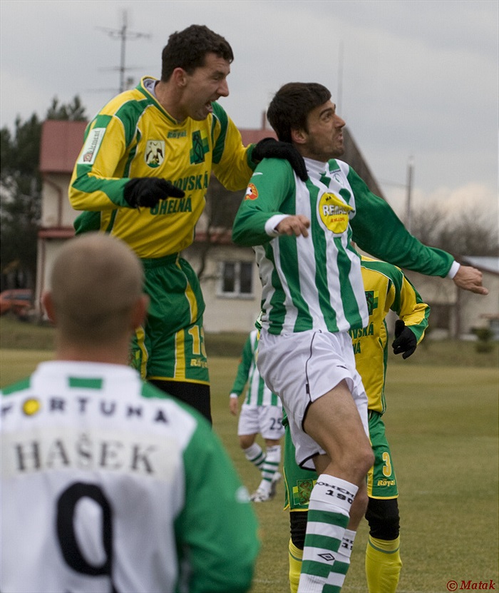 Bálek v hlavičkovém souboji.