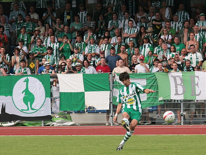 Adam zahrává trestný kop.