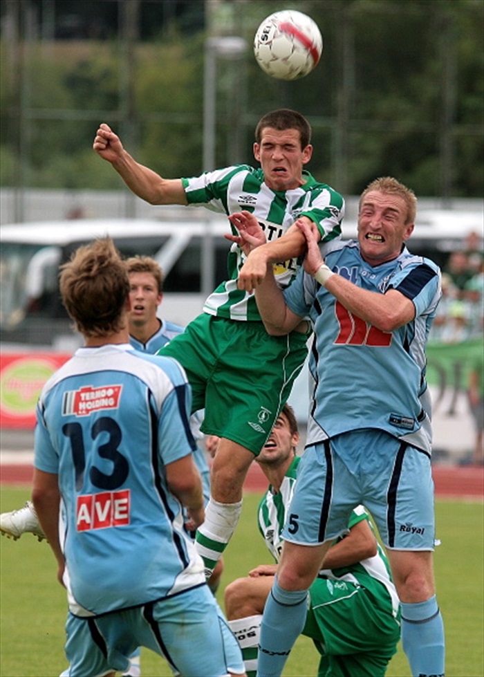 Bartek ve výskoku s bývalým Klokanem Valentou.