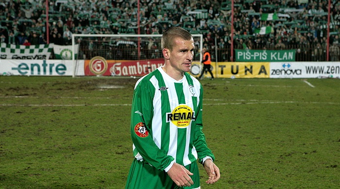 Marek Nikl s kotelm v zádech.