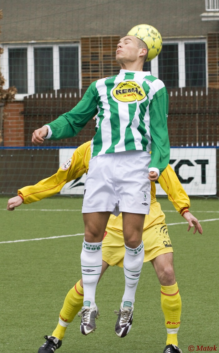 Kotyza šplhá za míčem.