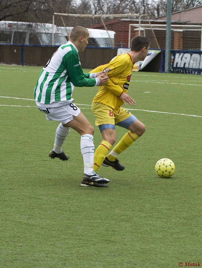 Karal si přidržuje soupeře.