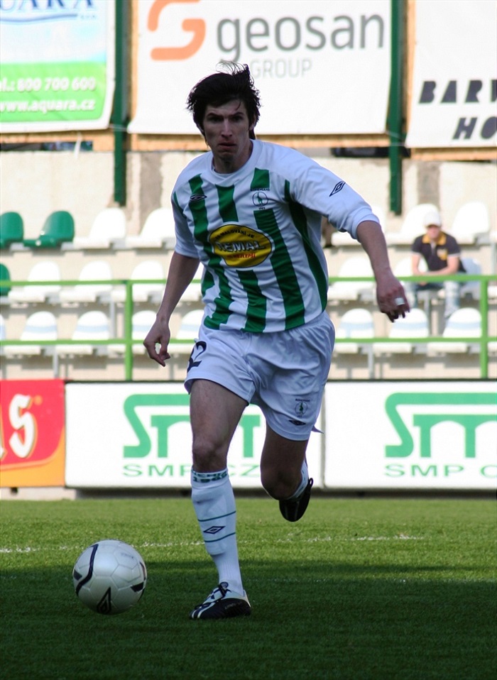 Lukáš Adam zakládá útok.