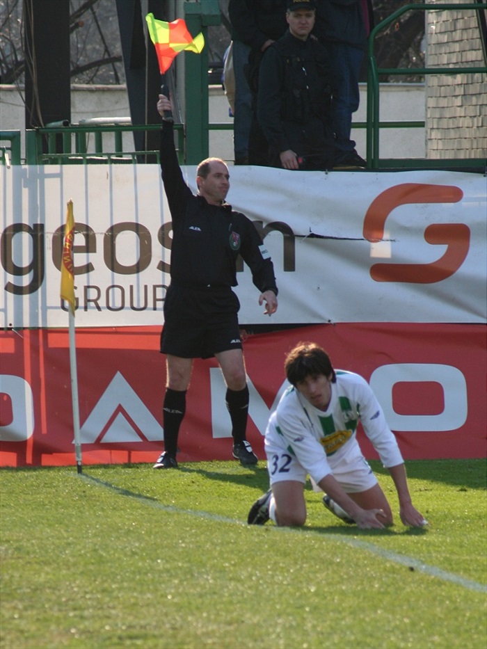 Adam zkoumá, zda je čára rovná.