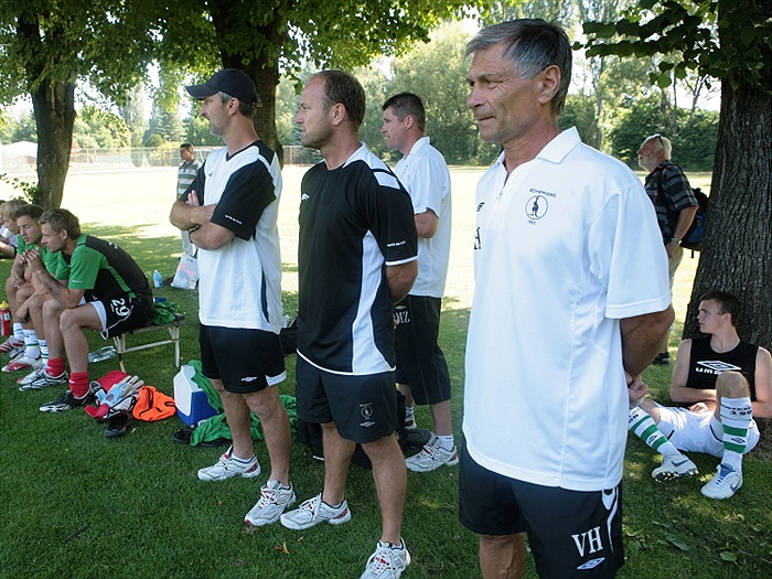 Trenérská rada dohlíží na průběh zápasu.