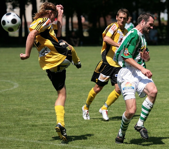 Petr Kunášek v souboji o míč