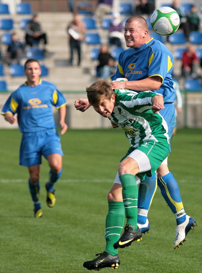 Kavka proti řízným obráncům soupeře.