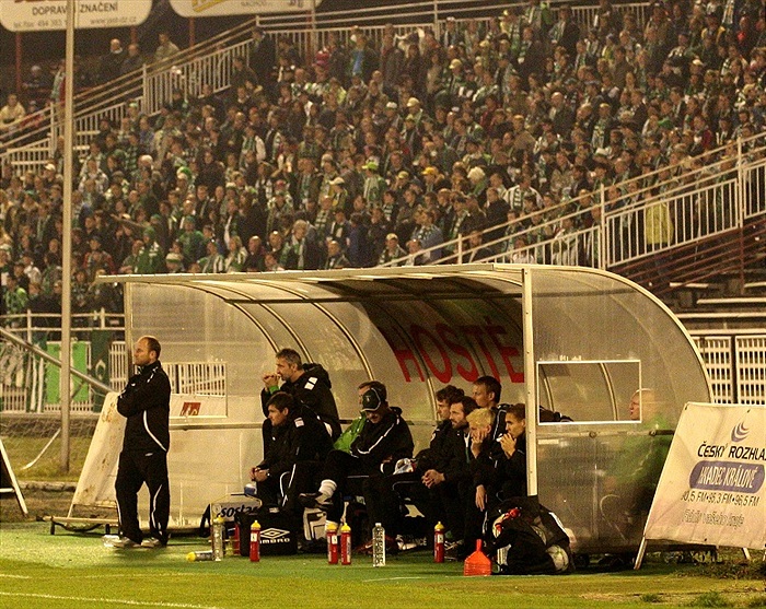 Lavička s kotlem v zádech.