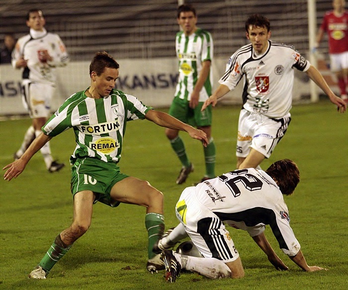 Moravec v souboji o míč.