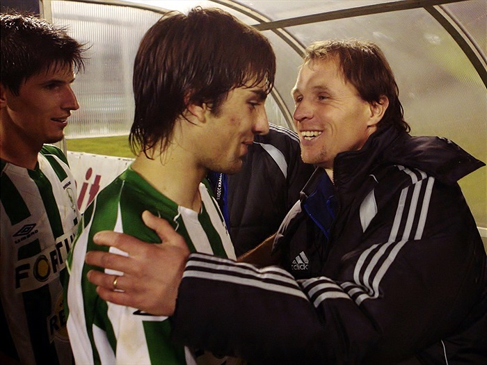 Bývalý Klokan Michal Šmarda blahopřeje Morávkovi.