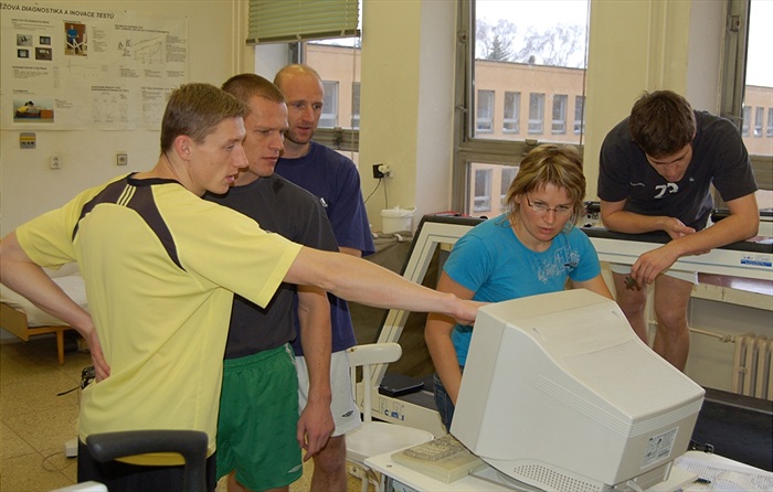 Zatímco trojice zkušených Kulvajt, Slezák, Rada sleduje počítač, mladík Zavadil lepá po dech po náročném testu.