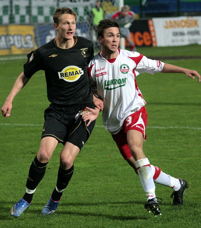 Milan Škoda se tlačí k míči.