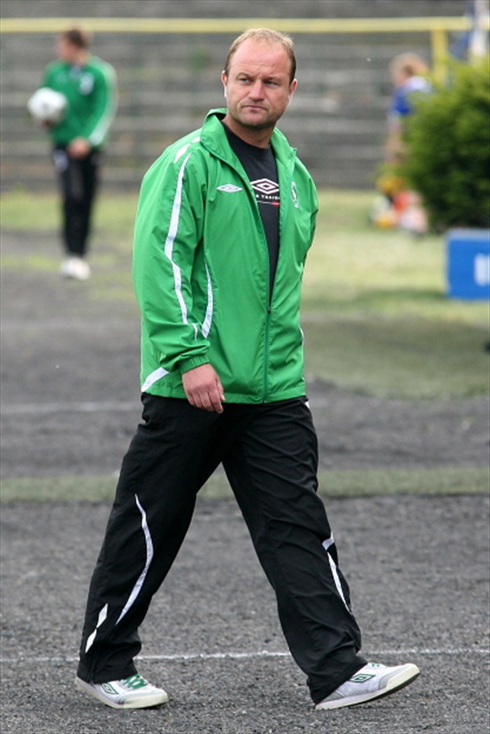 Trenér Hoftych se vrací z výletu k postranní čáře.