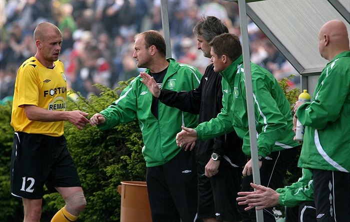 Zraněný Hartig usedá na lavičku.