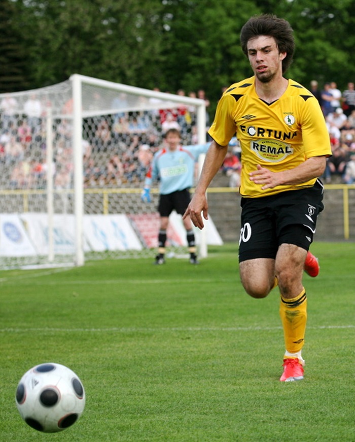 Morávek pospíchá za míčem.