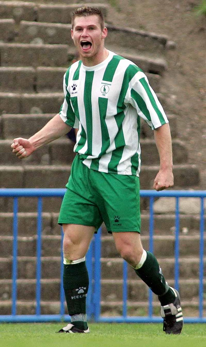 Miloslav Strnad se raduje z prvního gólu v mistrovském zápase.