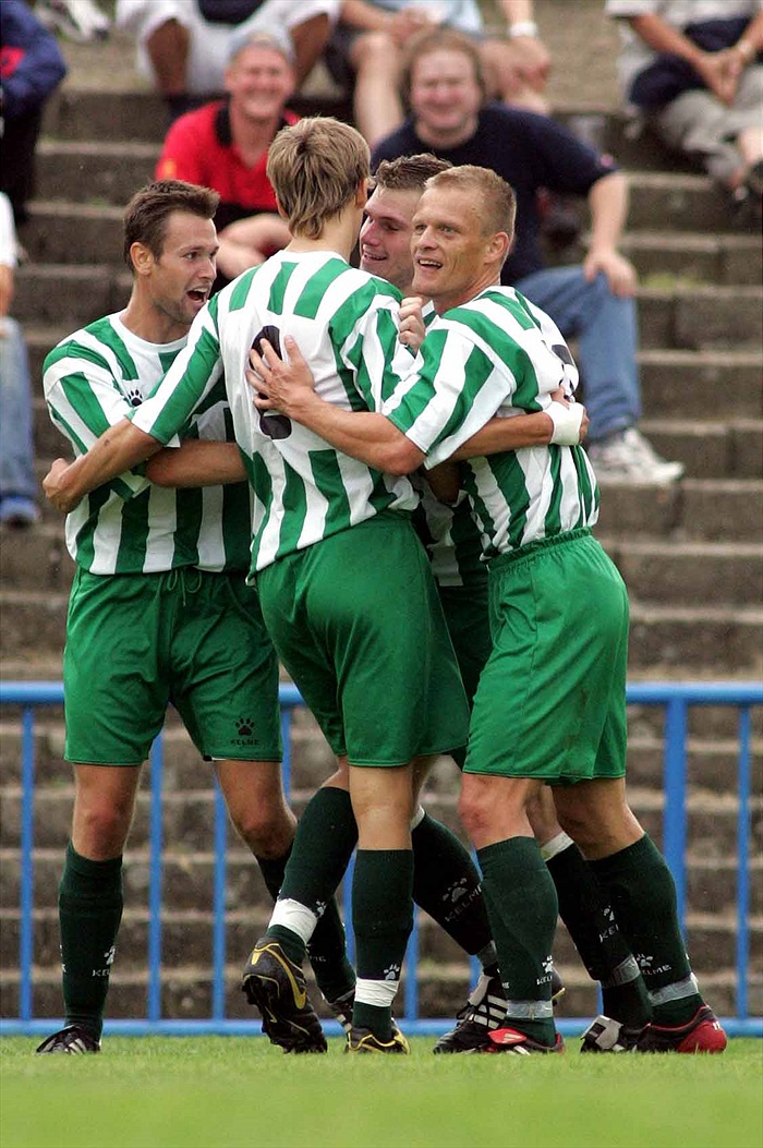 Hráči děkují střelci Strnadovi.