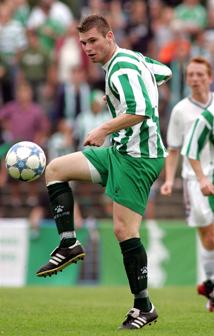 Miloslav Strnad zpracovává míč.