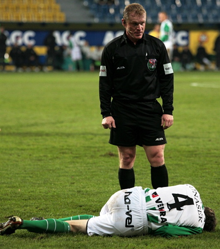 Zraněný Kunášek se svíjí bolestí.