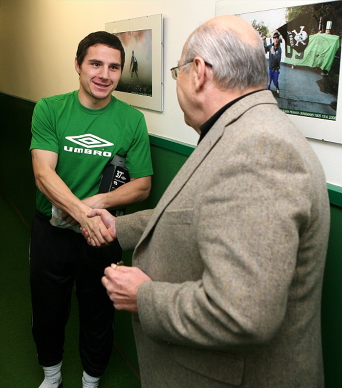 Jiří Steinbroch zdraví Josefa Jindřiška.