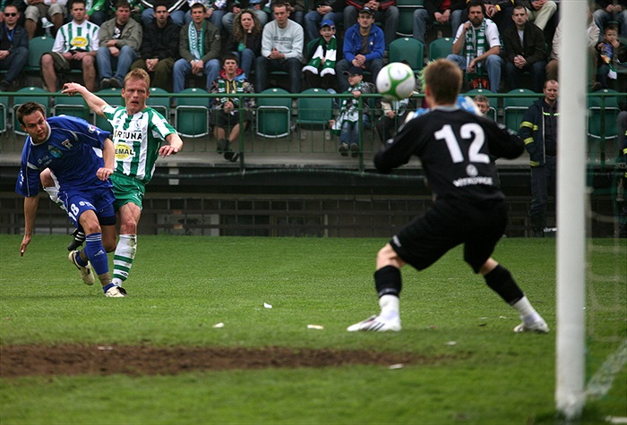 Dalibor Slezák střílí gól a zároveň se zraní.