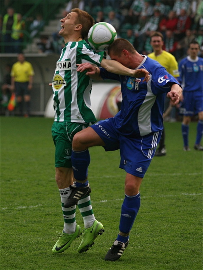 Marek Jungr v hlavičkovém souboji.