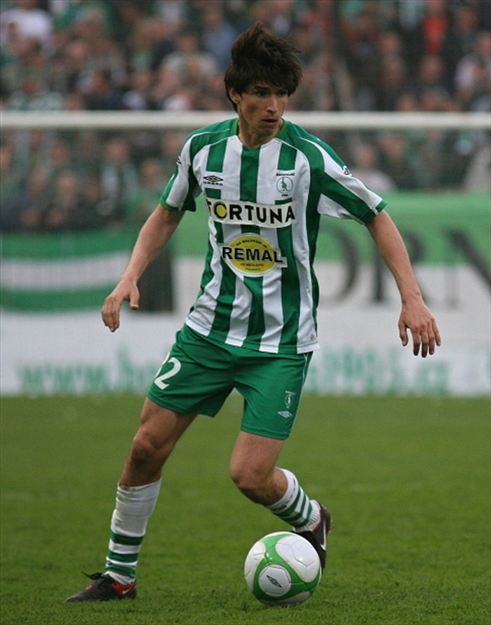 Lukáš Adam s míčem.