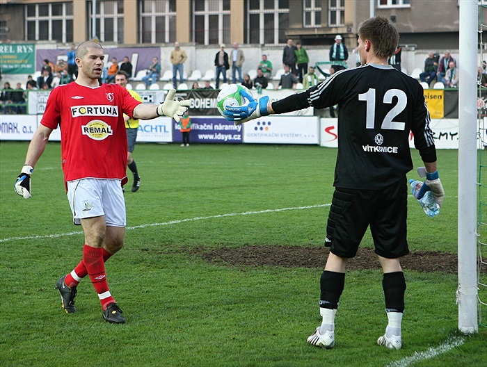 Sňozík si jde pro míč, bude kopat penaltu.