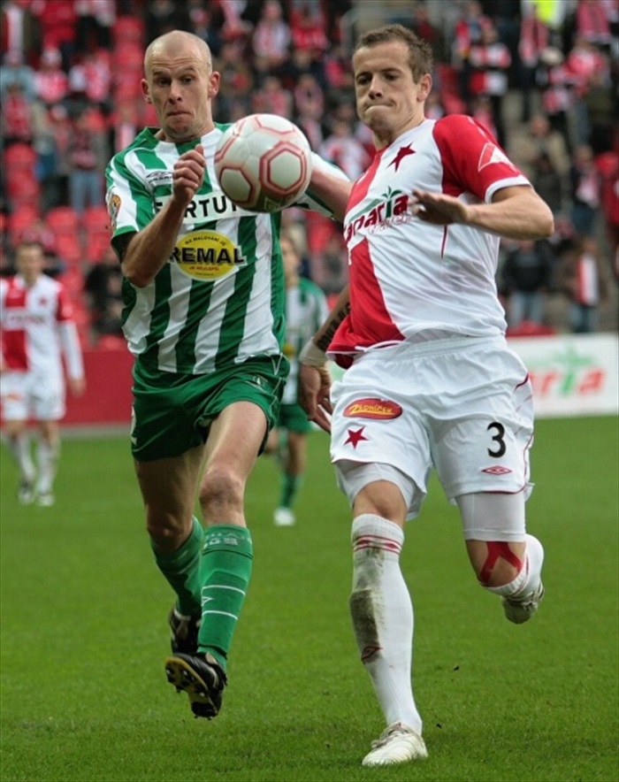 Hartig stíhá míč