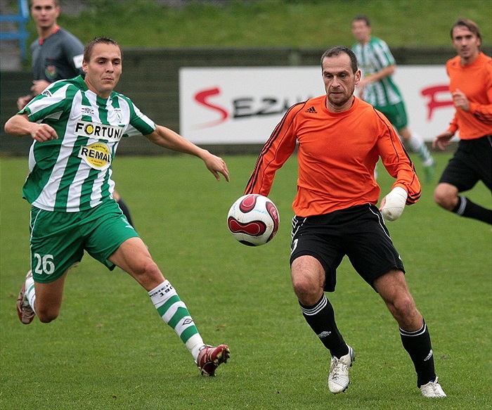 Karal bojuje o míč se Slončíkem