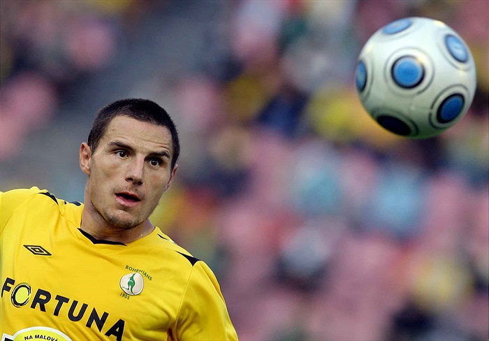 Jindřišek v hlavičkovém souboji.