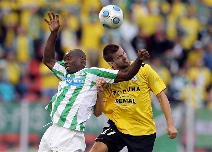 Cseh v hlavičkovém souboji.