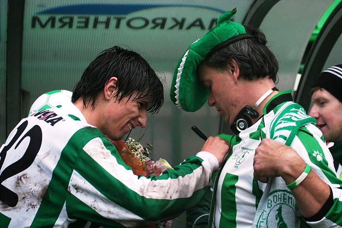 Lukáš Adam se soustředí na podpis.